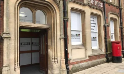 The former Post Office building which dates to the 19th century has a three-storey frontage to Bridge Street and side elevation facing Post Office Lane which lies to the east.