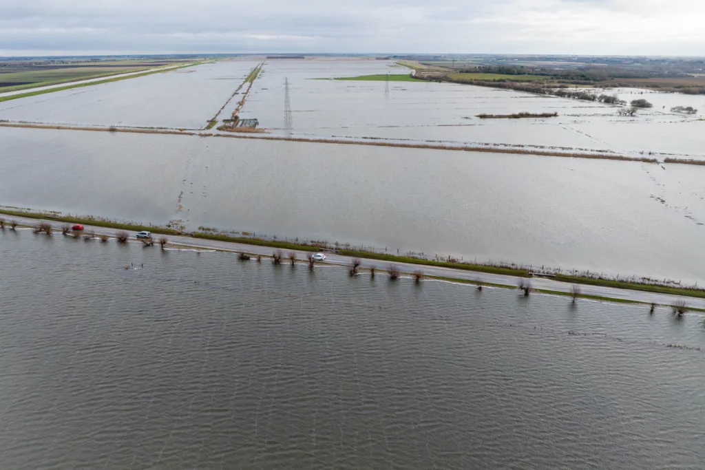 Road starts to flood as severe flood warning is issued for the B1040,B1040, Whittlesey Monday 11 December 2023. Picture by Terry Harris.