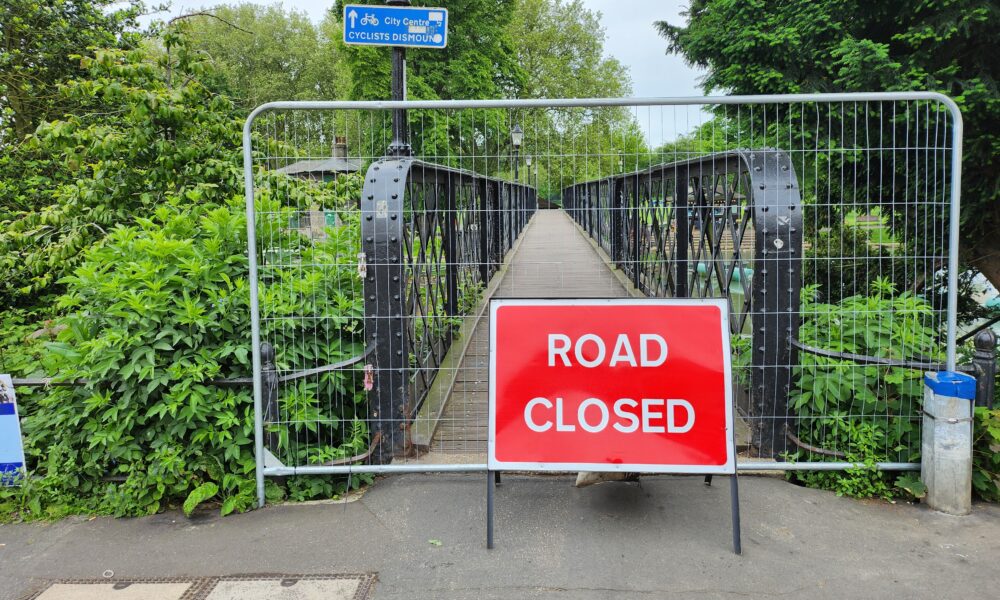 Jesus Green Lock footbridge (above) and Baits Bite Lock footbridge have been temporarily closed, following the Conservators of the River Cam’s decision to close both locks. PHOTO: Camcycle