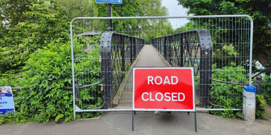 Jesus Green Lock footbridge (above) and Baits Bite Lock footbridge have been temporarily closed, following the Conservators of the River Cam’s decision to close both locks. PHOTO: Camcycle