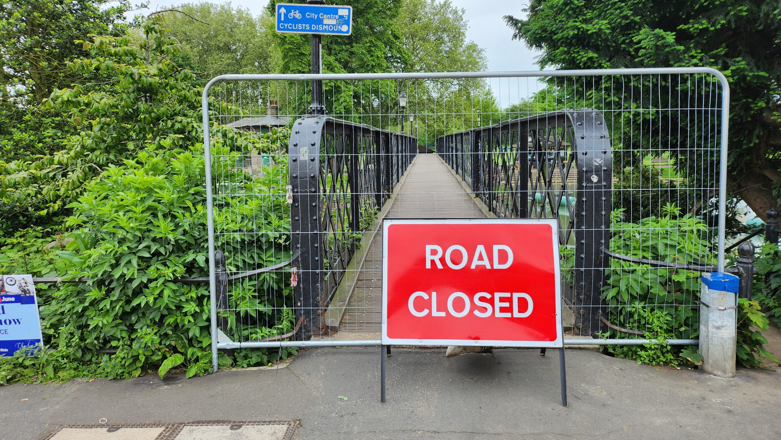 Jesus Green Lock footbridge (above) and Baits Bite Lock footbridge have been temporarily closed, following the Conservators of the River Cam’s decision to close both locks. PHOTO: Camcycle